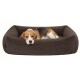 Braunes plüschiges Haustierbett mit erhöhten Rändern, entworfen für Komfort und Unterstützung, vor einem weißen Hintergrund.