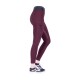 Bordeauxfarbene Reitleggings mit Netzpaneelen, mit dem Logo "EQUIVA" an der Seite, kombiniert mit schwarz-weißen Sneakers.