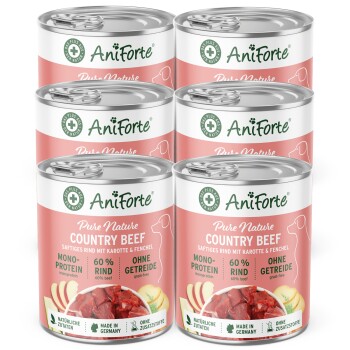 Sechs Dosen PureNative CountryBeef Hundefutter mit der Aufschrift "Saftiges Rind mit Kartoffeln & Möhren", die Rindfleisch, Karotten und Äpfel zeigen.