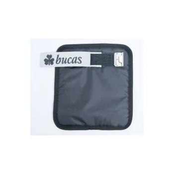 Schwarze Haustierdecke mit einem weißen Riemen, beschriftet mit "bucas", mit einem vierblättrigen Kleeblatt-Logo.