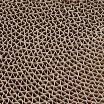 Gros plan d'une surface en carton texturé présentant un motif en nid d'abeille, couramment utilisé pour les poteaux ou coussins à gratter pour animaux.