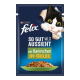 Felix Katzenfutterbeutel mit einer verspielten schwarz-weißen Katze, die durch die Verpackung schaut, beschriftet mit "So gut wie es aussieht mit Kaninchen in Gelee."