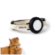 Ein beiges Katzenhalsband mit einem schwarzen runden Anhänger, auf dem der Markenname "LUCYBALU" steht, neben einer neugierigen orangefarbenen Katze, die nach oben schaut.