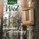 Holz-Vogelhaus, das an einem Baum montiert ist, mit dem Text "AniForte Wild" und "Unbehandelt & wetterbeständig."