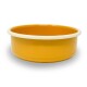 Eine runde, orange Tierfutterschüssel mit einem weißen Rand, auf einem weißen Hintergrund präsentiert.