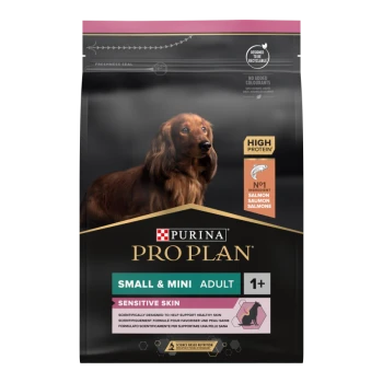 Purina Pro Plan Small & Mini Adult Hundefutter für empfindliche Haut, mit einem braunen Hund auf der Verpackung, hohem Proteingehalt und Lachs als Hauptzutat.