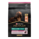 Purina Pro Plan Small & Mini Adult Hundefutter für empfindliche Haut, mit einem braunen Hund auf der Verpackung, hohem Proteingehalt und Lachs als Hauptzutat.