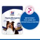 Die Verpackung von Hill's hypoallergenen Leckerlis mit einem glücklichen Hund, der sich die Lippen leckt, beschriftet mit "Knusprig & Lecker" und einem blauen Badge für Unverträglichkeiten.