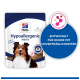 Die Verpackung von Hill's hypoallergenen Leckerlis mit einem glücklichen Hund, der sich die Lippen leckt, beschriftet mit "Knusprig & Lecker" und einem blauen Badge für Unverträglichkeiten.