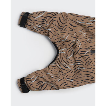 Braun tigerbedruckter Hundemantel mit schwarzen Streifen, silbernen reflektierenden Akzenten, elastischem Halsabschluss und Klettbändern an den Beinen.