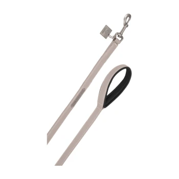 Eine beige Hundeleine mit einem schwarzen gepolsterten Griff und einem Metallclip zur Befestigung, mit einem kleinen Etikett mit Markeninformationen.