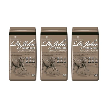 Drei Beutel Dr. John Grain Free Hundefutter, mit der Aufschrift "Huhn und Kartoffel", jeweils 2 kg, mit einer Illustration eines laufenden Hundes und Nährstoffangaben.