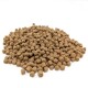 Ein Haufen kleiner, brauner Hundefutterpellets auf einem weißen Hintergrund, der ihre einheitliche, würfelförmige Form zeigt.