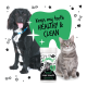 Schwarzer Hund und grau getigerte Katze mit Bugalugs Plaque Remover Behälter und Text „Hält meine Zähne gesund & sauber“ auf weißem Hintergrund.