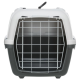 Transportbox für Haustiere mit einem grauen Boden und einem weißen Oberteil, mit einer Metallgittertür und einem Griff oben für einfachen Transport.