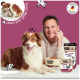 Braun-weißer Hund mit Besitzer sowie DOGS'n TIGER Futterschüssel und Verpackung auf magentafarbenem Hintergrund; 'Made in Germany' sichtbar