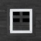 Ein Holzfenster mit einem weißen Rahmen und einem Gittermuster, vor einer dunklen Holzwand.