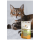 Eine Nahaufnahme einer getigerten Katze mit leuchtenden Augen, neben einem Paket "Ich liebe mein Katze Nierenkraft Pulver" für die Nierenstärkung von Katzen.