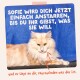 Cremefarbene langhaarige Katze vor blauem Hintergrund mit deutscher Bildunterschrift: 'Sofie starrt, bis du ihr gibst, was sie will.'