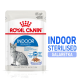 Torebka karmy dla kotów Royal Canin Indoor Sterilised, z ilustracją szarego kota tabby, oznaczona '85 g/r' i 'odpowiednia dla sterylizowanych kotów.'