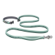 Ein grün-graues Hundeleinen-Set von Ruffwear, mit einem gepolsterten Halsband und einer dehnbaren Leine mit einem Metallclip.