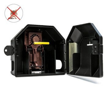 Eine schwarze Nagetierfalle mit offenem Deckel, die den Mechanismus im Inneren zeigt, und einem 'keine Ratten'-Symbol in der Ecke.