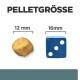 Bild zeigt zwei Tierfutterpellets zum Größenvergleich: ein 12 mm rundes Pellet neben einem 16 mm blauen Würfel, beschriftet mit "PELLETGRÖSSE."