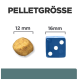 Bild zeigt zwei Tierfutterpellets zum Größenvergleich: ein 12 mm rundes Pellet neben einem 16 mm blauen Würfel, beschriftet mit "PELLETGRÖSSE."
