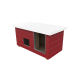 Rotes Holz-Haustierhaus mit weißem Flachdach und zwei vorderen Öffnungen: einer kleinen quadratischen und einer größeren rechteckigen.