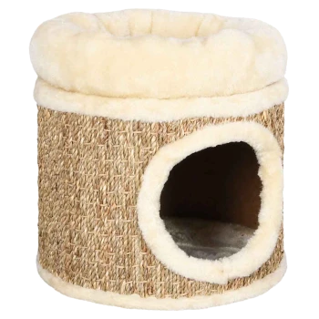 Ein gemütliches, rundes Katzenbett aus geflochtenem Stroh mit einer weichen, cremefarbenen Fleece-Auskleidung und einem runden Eingang.