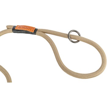 Beżowa smycz dla psa z skórzaną metką oznaczoną 'BE NORDIC' i metalowym pierścieniem do mocowania, prezentująca trwały, pleciony design.