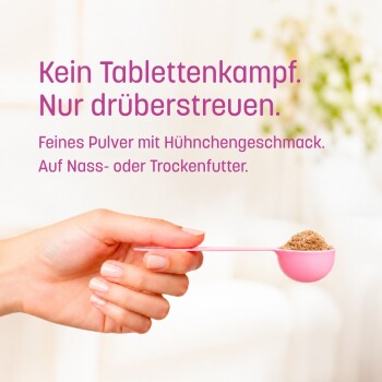 Hand hält einen pinken Messlöffel mit braunem Pulver; Text: „Kein Tablettenkampf. Nur drüberstreuen.“ Hühnerpulver für Nass- und Trockenfutter.