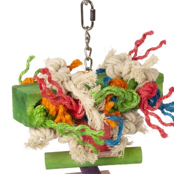 Buntes Vogelspielzeug aus Holzblöcken und verschiedenen Seilen, mit einer Kette zum Aufhängen.