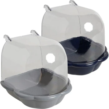 Baignoire Deux bacs à litière pour chats couverts en gris et marine, avec des couvercles transparents et des fonds texturés pour un nettoyage facile.