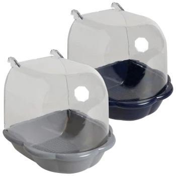 Deux bacs à litière pour chats couverts en gris et marine, avec des couvercles transparents et des fonds texturés pour un nettoyage facile.