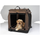 Ein glücklicher kleiner Hund schaut aus einer braunen tragbaren Haustierbox mit Netzfenstern, mit dem Markennamen 'TrendPet' oben.