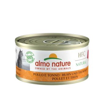 Een blik Almo Nature kattenvoer met een katten silhouet, gelabeld 'HFC Natuurlijk' en 'Pollo e Tonno,' en een groene '100% naar de Natuur' zegel.
