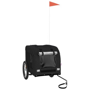 Schwarzer Haustieranhänger mit zwei Rädern, Netzfenstern und einer Sicherheitsflagge, entworfen für den Transport von Haustieren.