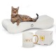 Eine gefleckte Katze entspannt sich auf einem gebogenen weißen Bett neben einer goldbeschrifteten "LOVE"-Tasse und einer "CanadianCat"-Geschenkbox.