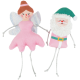 Deux peluches : fée rose aux ailes pailletées et membres en ficelle argentée, et Père Noël rose au chapeau vert et à la barbe blanche bouclée