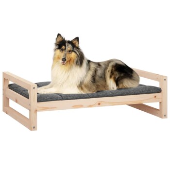 Ein flauschiger Collie liegt auf einem modernen Holzhaustierbett mit einem grauen Kissen und zeigt Komfort und Stil.