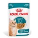 Royal Canin 85g Nassfutterbeutel für Seniorenkatzen über 15 Jahre, Stücke in Soße, mit Bild einer orangefarbenen Katze.