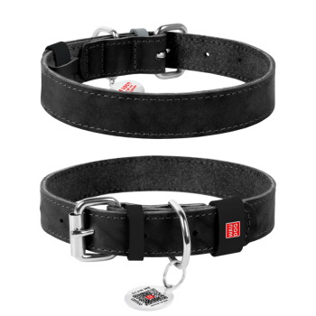 Zwarte leren hondenhalsband met metalen gesp, D-ring, rood 'WAU DOG'-label en wit rond 'SCAN ME' QR-label.