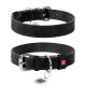Zwarte leren hondenhalsband met metalen gesp, D-ring, rood 'WAU DOG'-label en wit rond 'SCAN ME' QR-label.