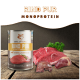 Eine Dose Wildfang Rind Pur Monoprotein Hundefutter wird zusammen mit frischen Rindfleischstücken und Innereien auf einer Holzoberfläche mit grüner Petersilie präsentiert.