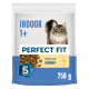 Perfect Fit Indoor 1+ Katzenfuttertüte, 750 g – 'Reich an Huhn' (reich an Huhn), Krokettenbild und Katzenfoto.