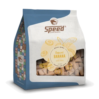 Verpackung des Speed Tropical Banana Horse Snacks mit einem klaren Fenster, das den Snack im Inneren zeigt, mit einer Bananenillustration und Text.