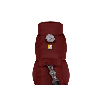 Eine kastanienbraune Hundejacke mit einem silbernen Clip und einem Ruffwear-Logo mit einer Hundedarstellung.