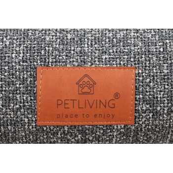 Braunes Lederetikett auf grauem, strukturiertem Haustierbett mit der Aufschrift 'PETLIVING ® place to enjoy' und Haus-Pfoten-Logo.