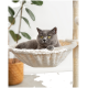 Eine graue Katze mit gelben Augen, die bequem in einer weichen, cremefarbenen Hängematte liegt, die an einem Katzenbaum befestigt ist, mit einer grünen Pflanze im Hintergrund.